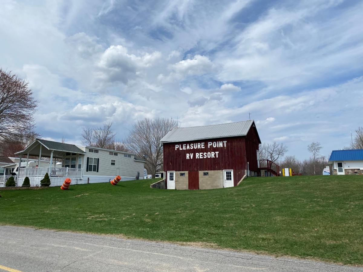 Pleasure Point Rv Resort Edmore Exterior photo